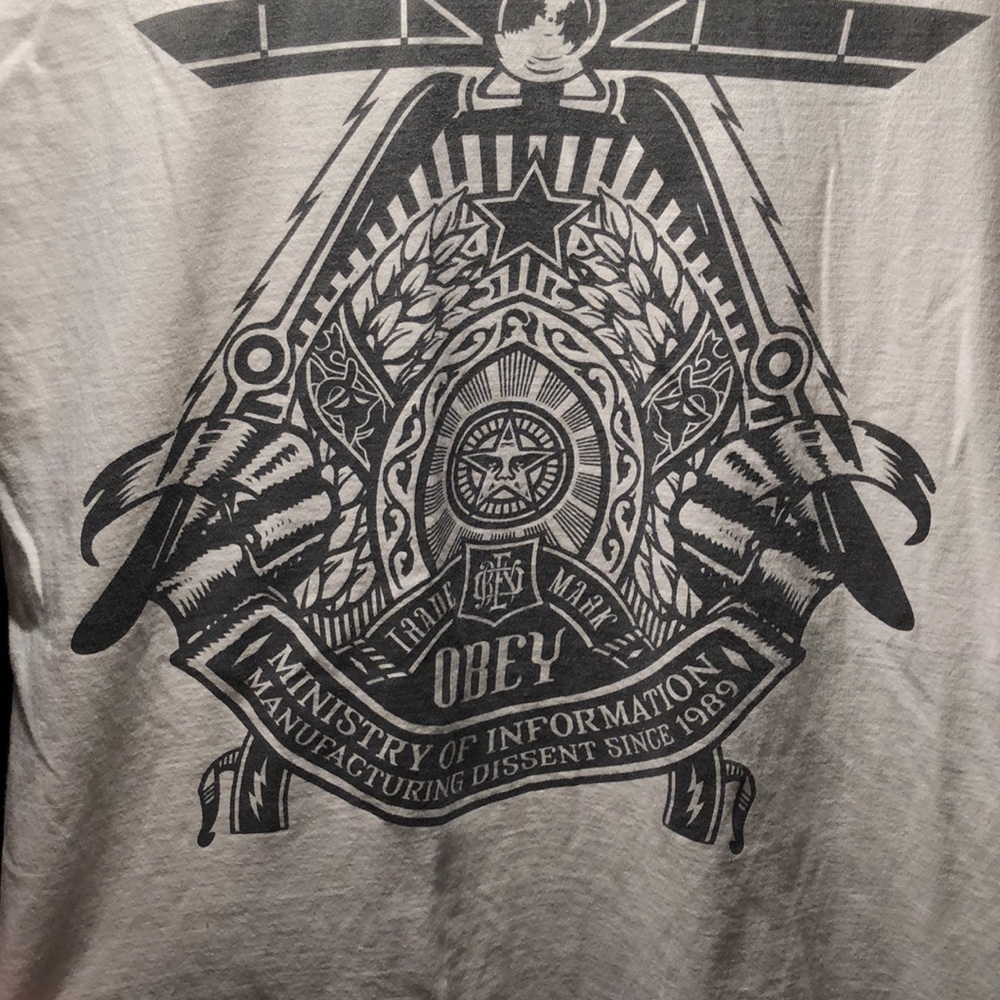 Awesome chill OBEY  cream T-shirt, soft material